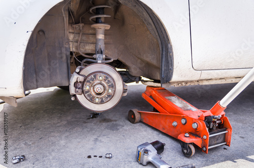 Car jack to lifting the car for replace wheel and repair at gara