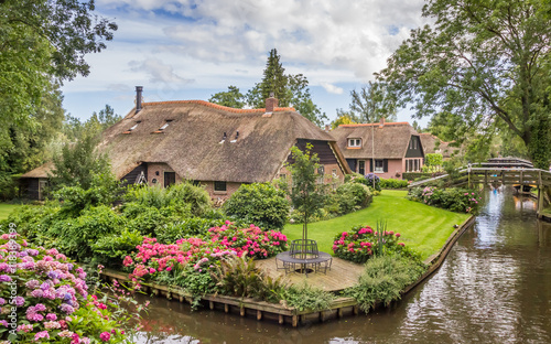 Farms with thatched roofs in Giethoorn