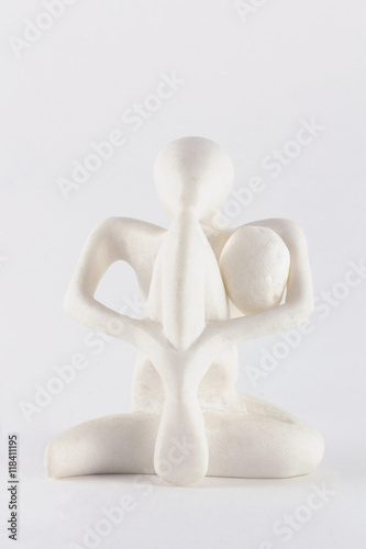 фигурка из камня сидит в позе йога