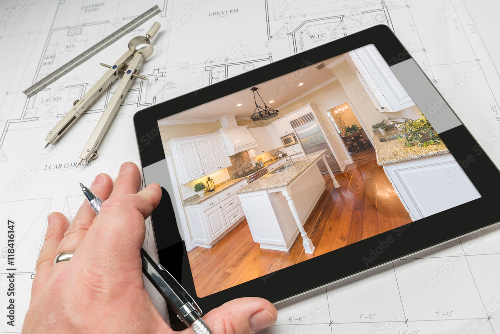 архитектор показывает проект на планшете заказчику