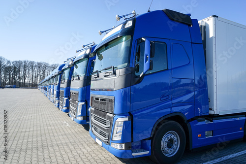 Blaue Lastkraftwagen in Reihe abgestellt photo