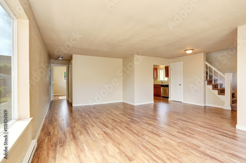 Bild auf Leinwand Open floor plan. Empty room interior with hardwood floor.