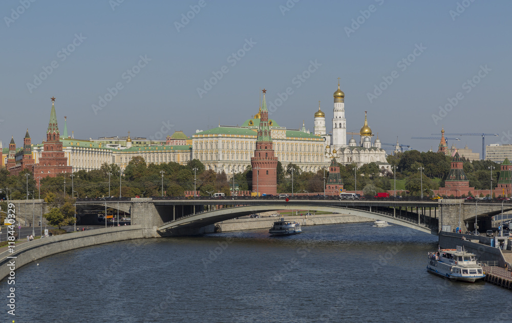 Вид на Кремль с Патриаршего моста, Москва-река