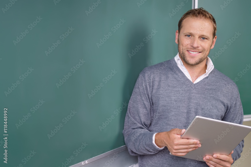 lehrer mit tablet vor der schultafel lehrer mit tablet vor der schultafel
