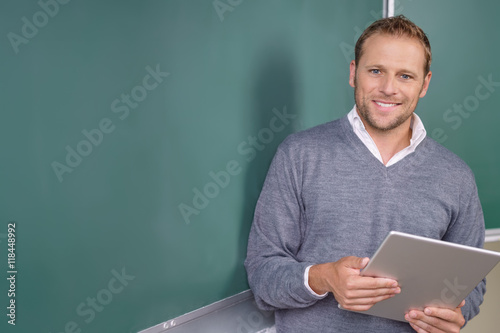 Plakat lehrer mit tablet vor der schultafel
