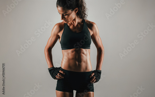Canvastavla Strong fit young woman showing off her abs