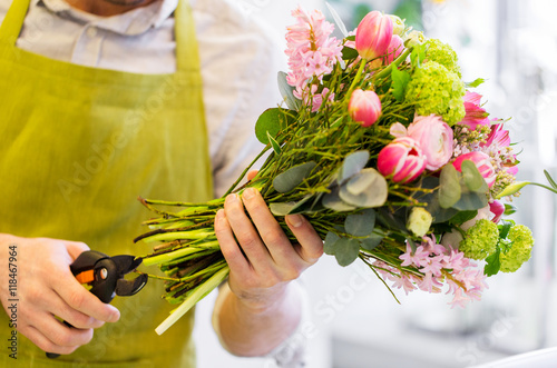 Obraz na plátně close up of florist man with flowers and pruner