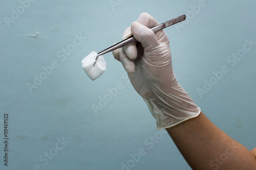 hand of surgeon with forceps Fototapet