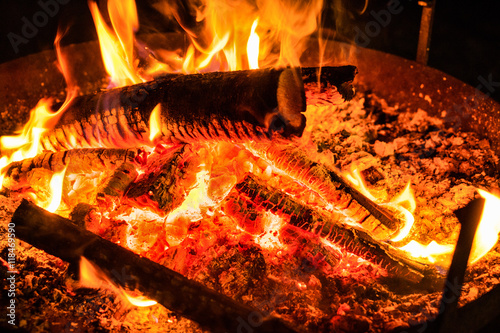 brennendes Lagerfeuer mit Holzscheiten photo