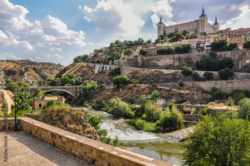 Vista del casco histórico y el río Tajo desde la Ronda de Juanelo en Toledo, España