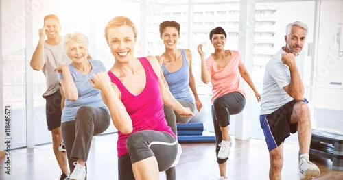 Fototapeta samoprzylepna Uśmiechnięci ludzie robi władzy sprawności fizycznej ćwiczeniu przy joga klasą