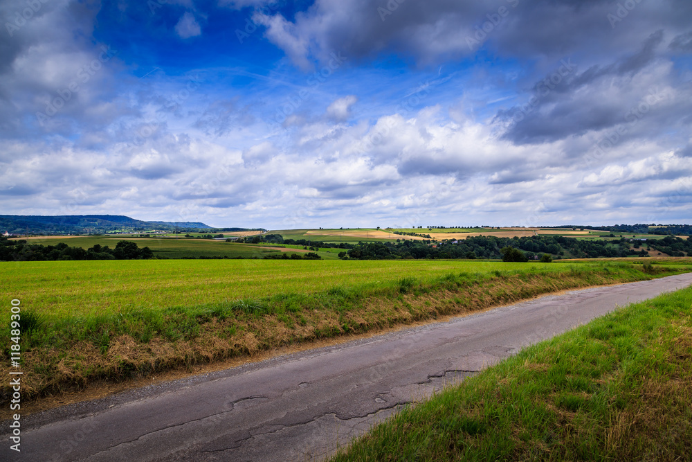 Landschaft mit Wolken und Stasse Landschaft mit Wolken und Stasse