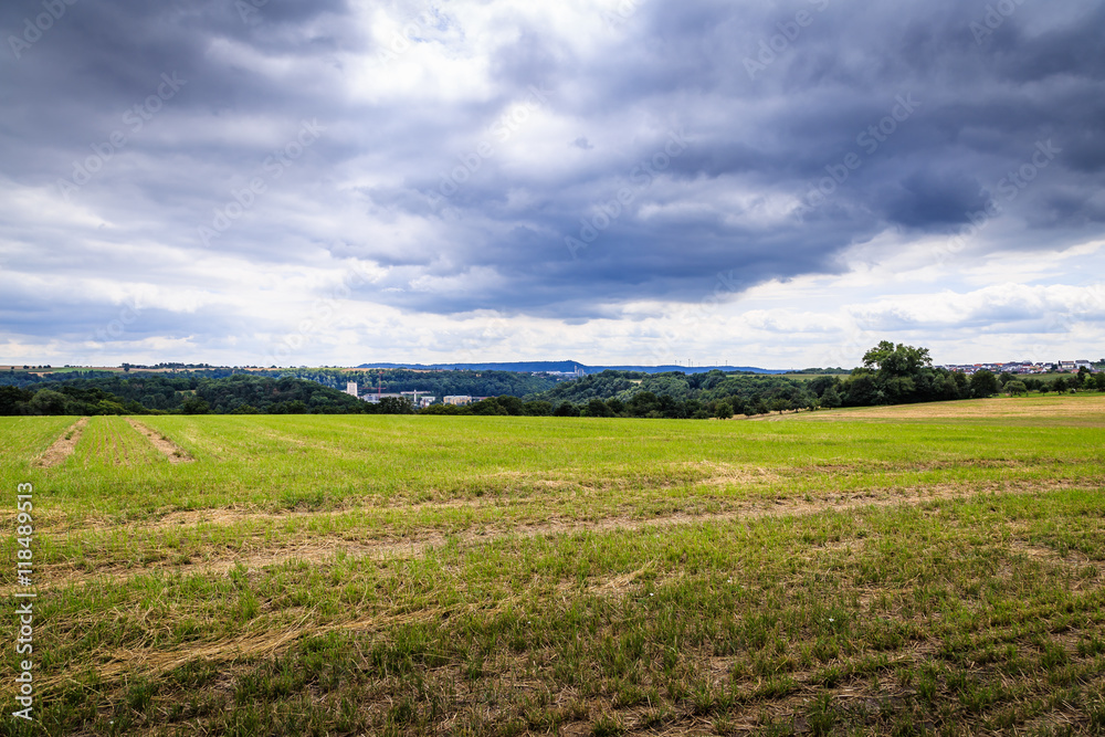 Landschaft mit Bäumen und Wasser am Fluss Landschaft mit Bäumen und Wasser am Fluss