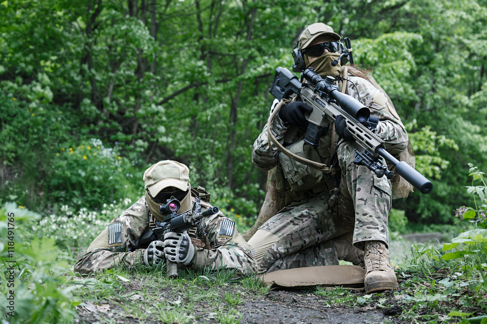 Sniper and spotter of Green Berets