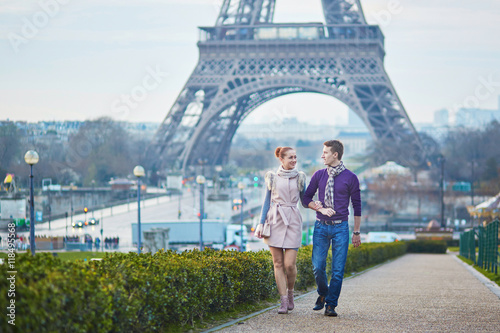 Photography Romantic couple near the Eiffel tower in Paris, France