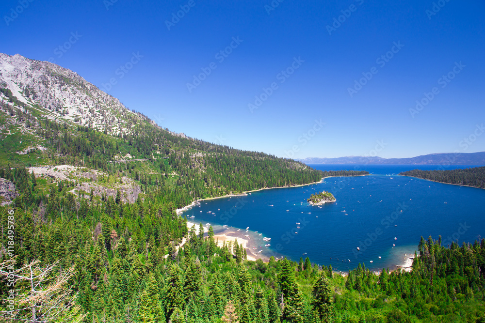 Naklejka premium Beautiful view of Lake Tahoe at Emerald Bay in California USA