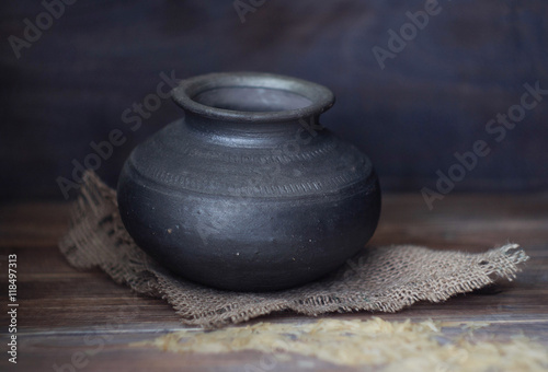 фотографія Old Empty Indian clay pot