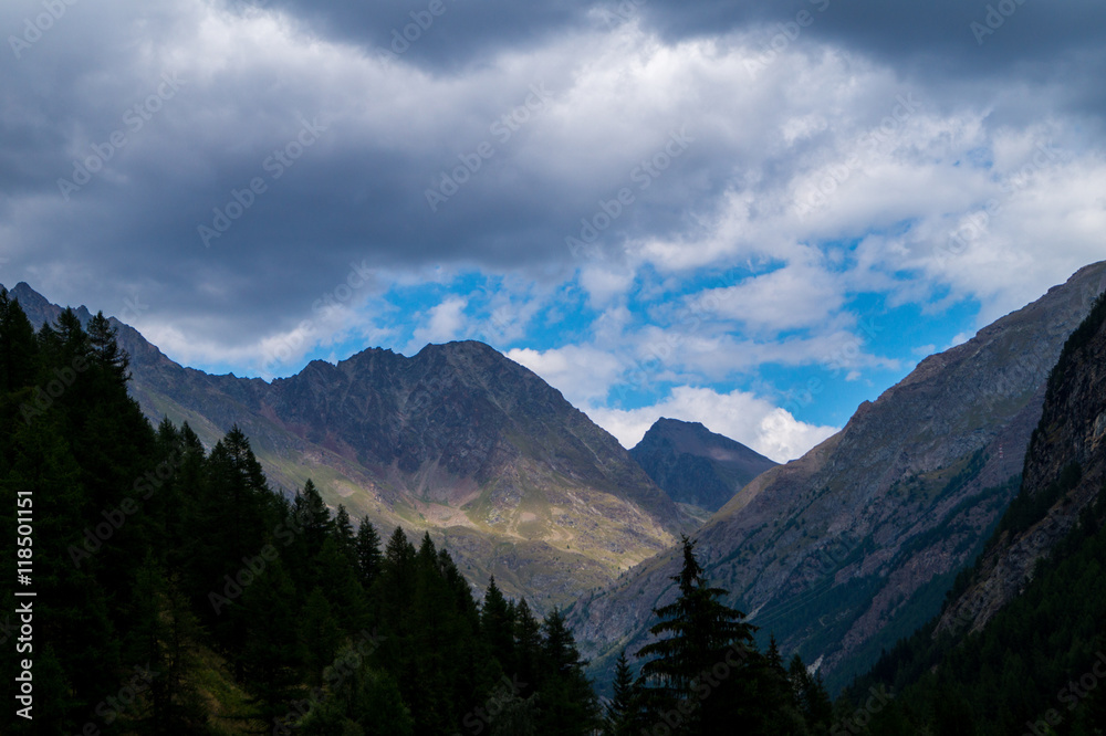 Alpi della valle d'aosta, montagne, cime, creste estive, passeggiata in montagna, panorama montano, trekking in montagna