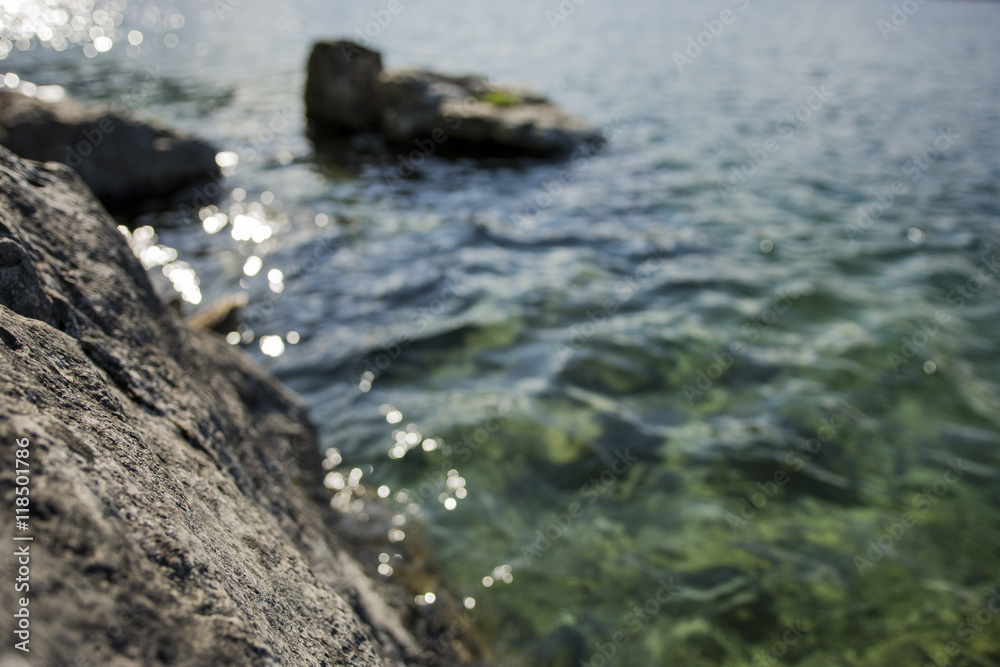 See mit klarem blau-grünem Wasser