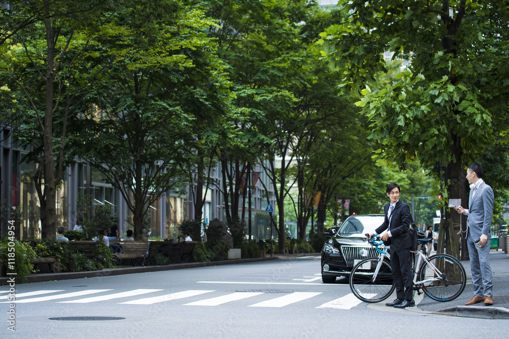 Businessmen have a signal waiting down from the bike Businessmen have a signal waiting down from the bike