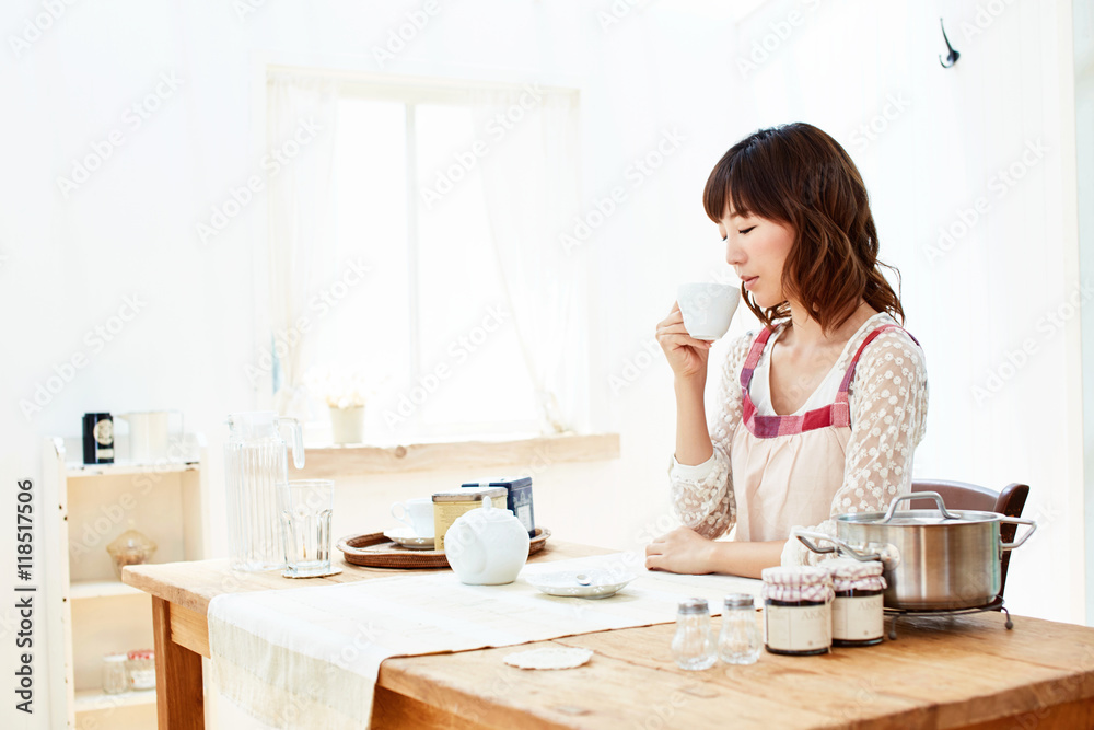 コーヒーを飲む女性 コーヒーを飲む女性