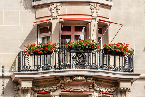 Traditional French house: balconies and windows. Paris, France. Fototapet