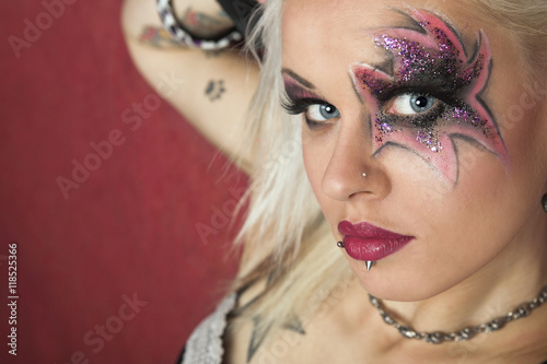 Obraz na plátne Junge Frau mit Tattoos