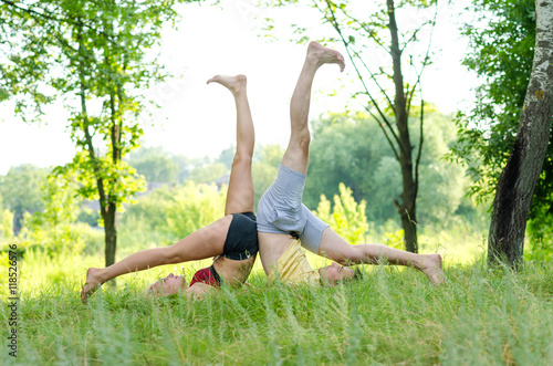 Couple do acroyoga