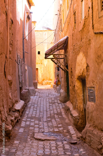Narrow street of Ouarzazate - Morocco © CCat82