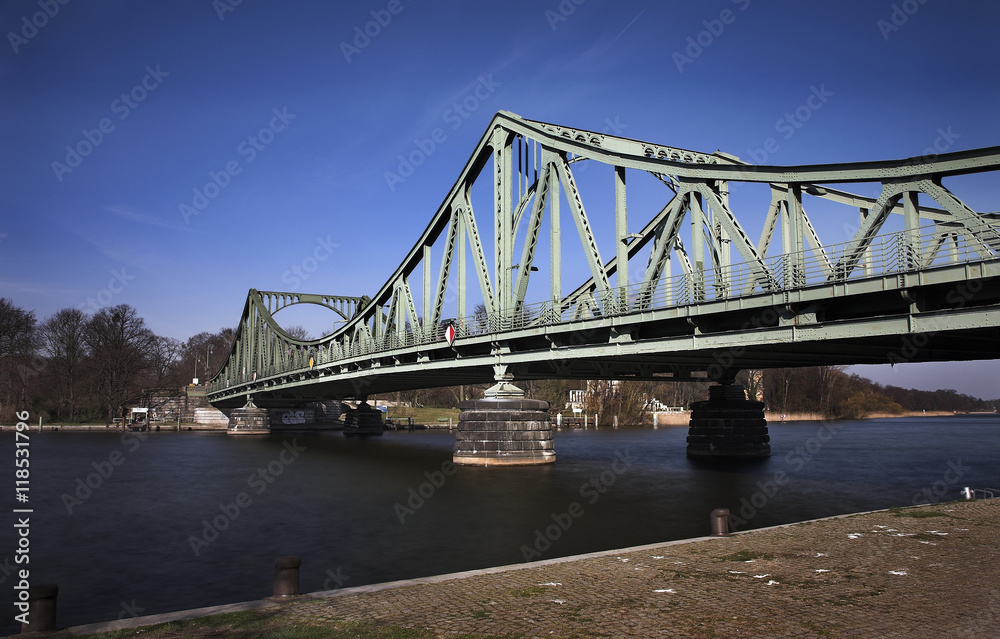 Fototapeta premium Blick auf Glienicker Brücke Potsdam-Berlin