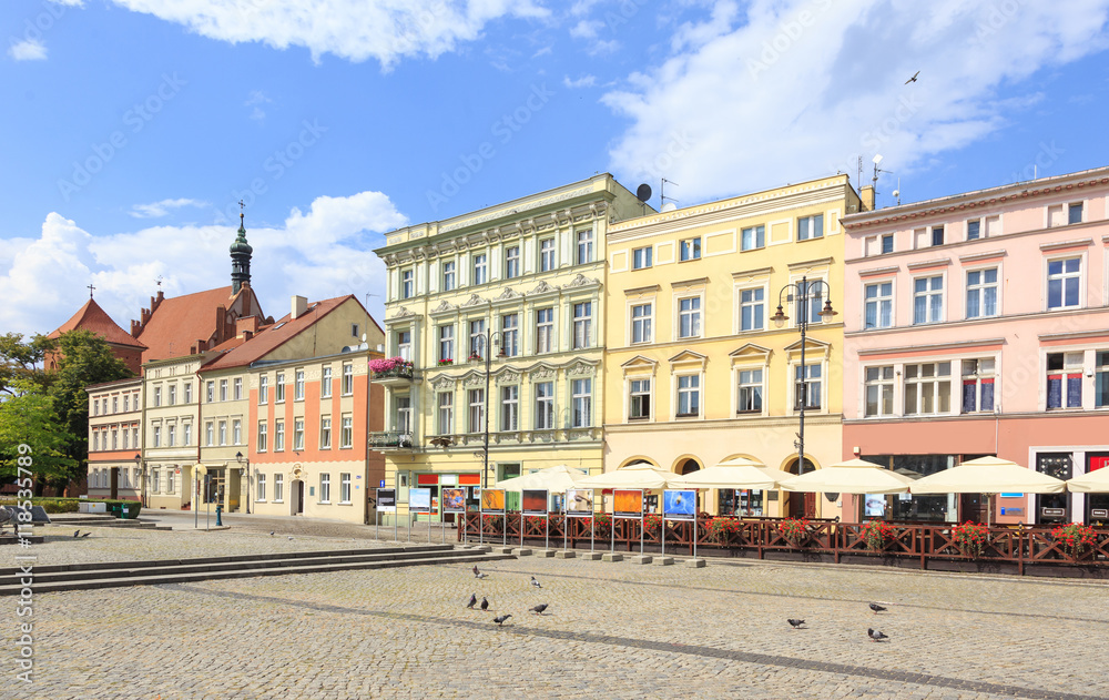 Bydgoszcz, widok północnej pierzei Starego Rynku. Z lewej strony widoczna katedra świętych Marcina i Mikołaja