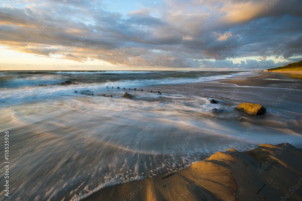 Fototapeta premium Piękny,naturalny pejzaż morski. Zachód słońca nad sztormowym morzem 
