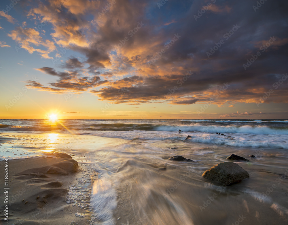 Piękny,naturalny pejzaż morski. Zachód słońca nad sztormowym morzem
 - obrazy, fototapety, plakaty 