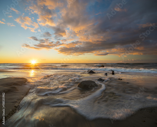 Fototapeta Naklejka Na Ścianę i Meble -  Piękny,naturalny pejzaż morski. Zachód słońca nad sztormowym morzem
