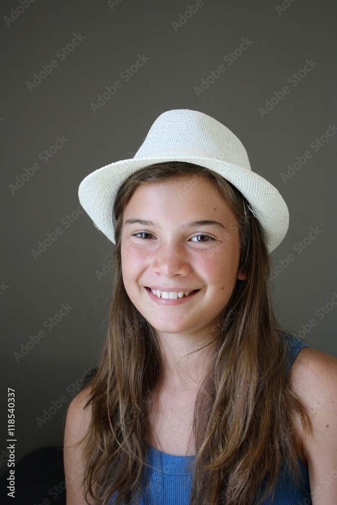GIOVANE RAGAZZA CON CAPPELLO BIANCO GIOVANE RAGAZZA CON CAPPELLO BIANCO