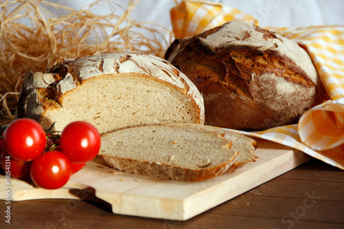 Handwerklich hergestelltes Brot photo