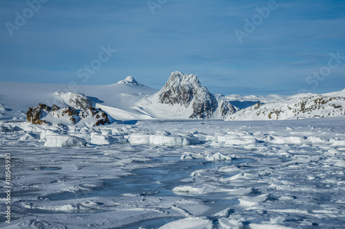 Горы в антарктике. © polyarnik