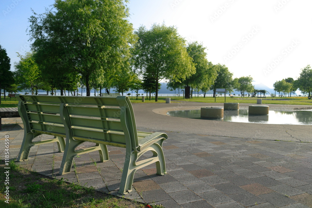 朝の公園のベンチ