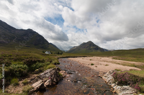 Einsames Cottage und Berge im Glen Coe Tal, Highlands, Schottland