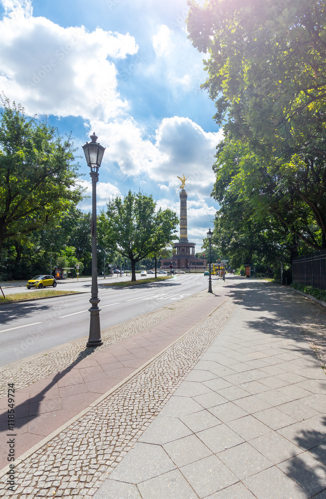 Fototapeta premium Siegessäule im Tiergarten Berlin-Mitte