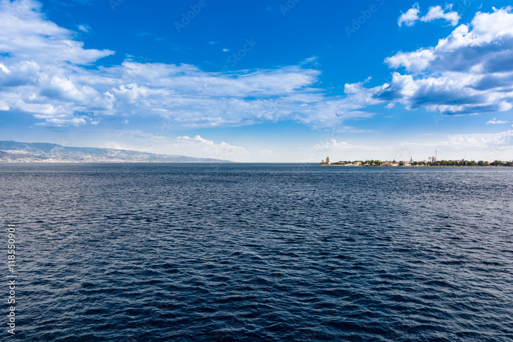 Panorama dello stretto di Messina. Vista di cielo e mare