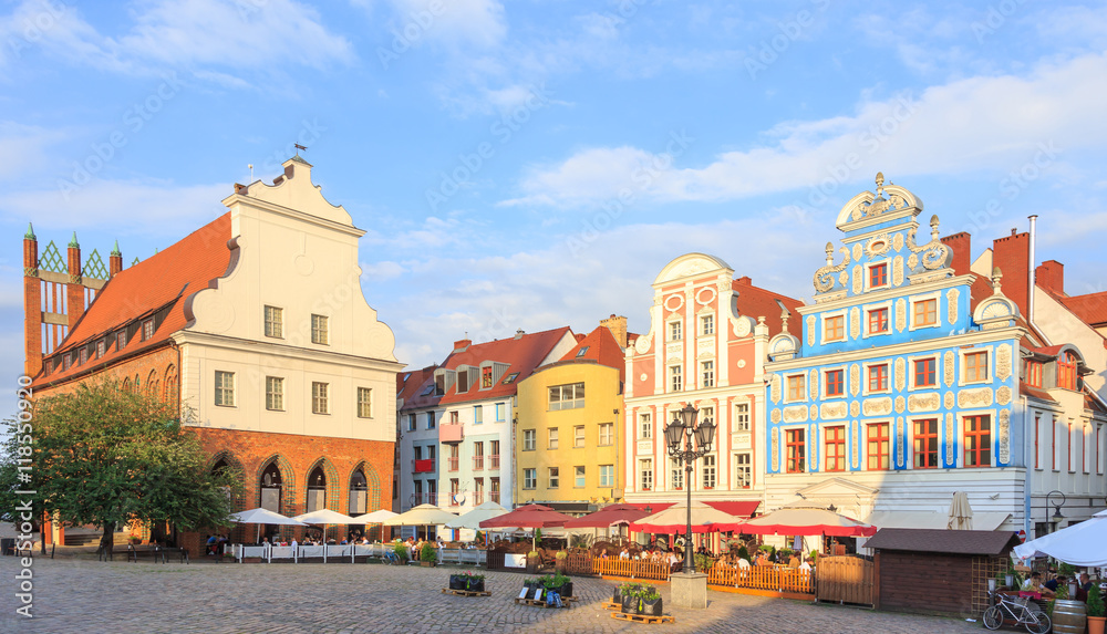 Szczecin - zabytkowe kamienice na Rynku Staromiejskim oraz gotycko-barokowy Ratusz Staromiejski na polskim szlaku czerwonego gotyku.