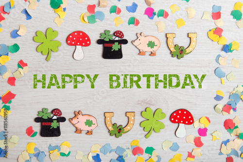 Hintergrund mit Glückssymbolen-Happy Birthday
