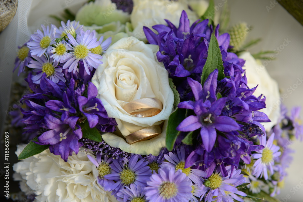 Obraz premium Brautstrauss mit Eheringen