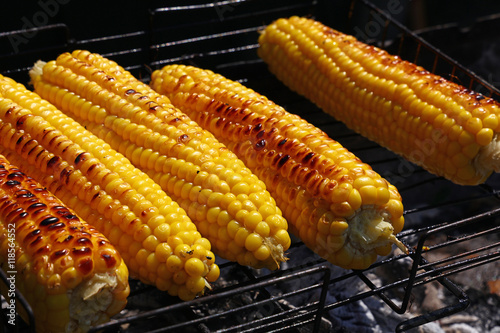 Canvastavla Cooked corn cobs on barbecue grill
