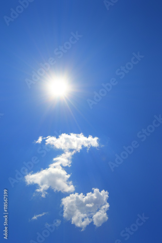 Sole splendente nel cielo azzurro