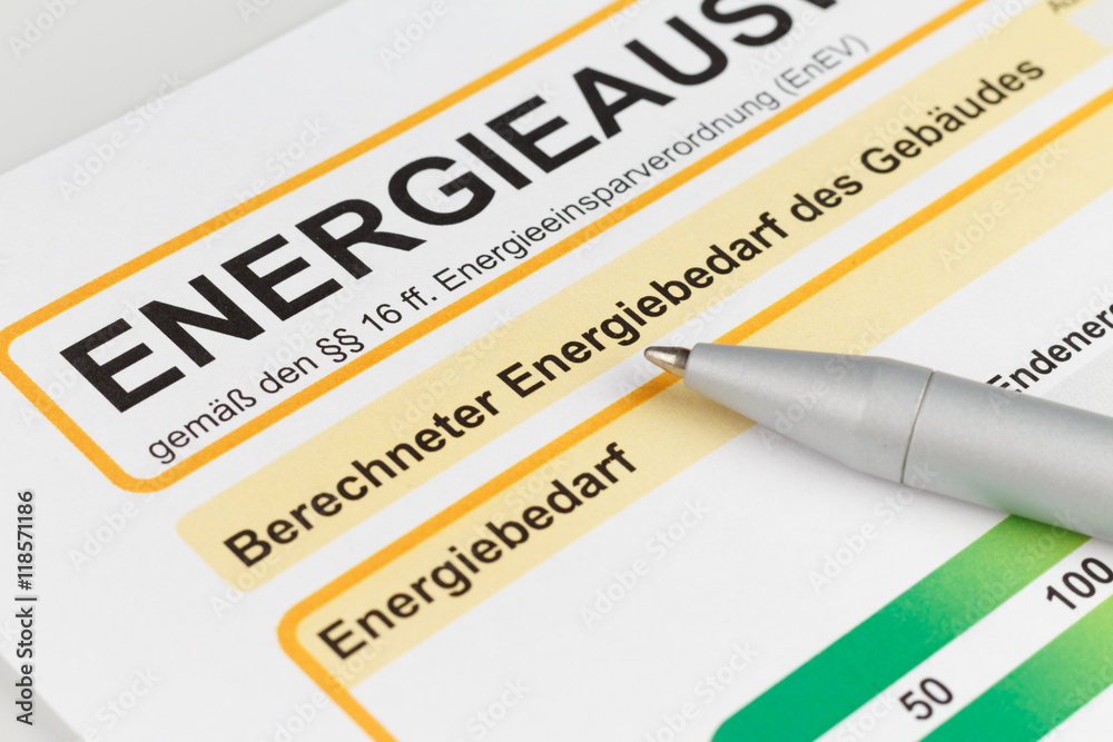 Energieausweis mit Kugelschreiber Nahaufnahme Energieausweis mit Kugelschreiber Nahaufnahme