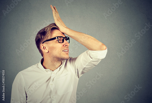 Canvas Print Silly man slapping hand on head having duh moment