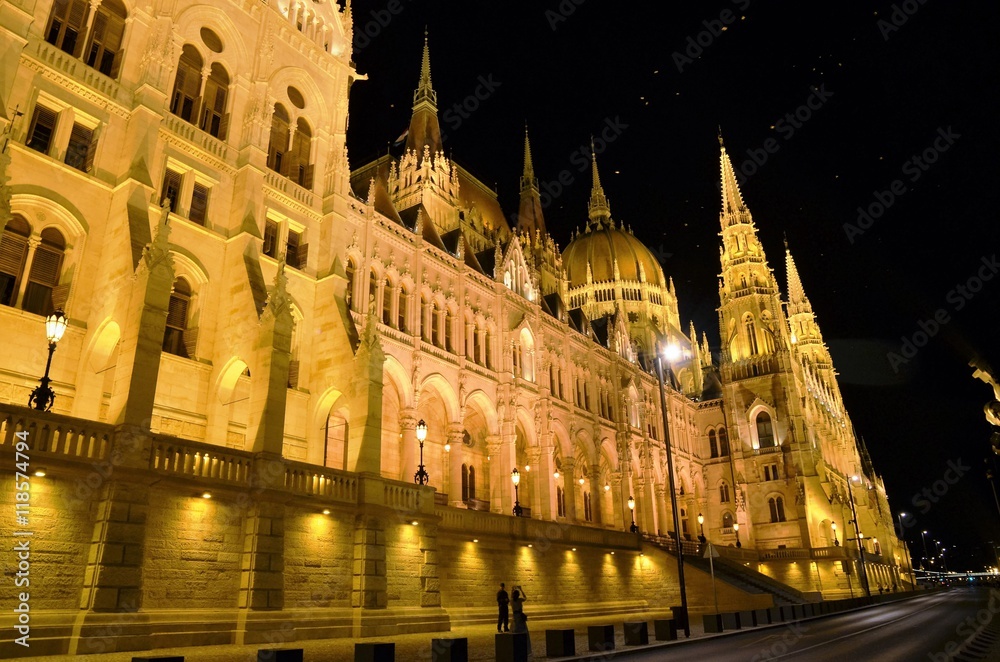 Promenade sur la berge du Danube devant le parlement éclairé, Budapest 