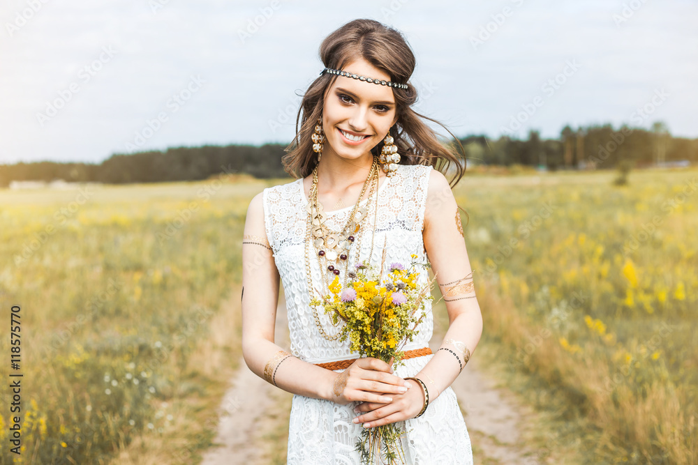 Φωτογραφία Close-up portrait of a beautiful young sweet gentle hippie girl in a white dress
